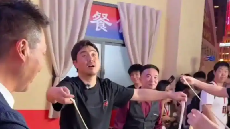 康辉龙洋跟沈腾一起扯面热搜配图